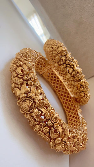 Traditional Gold Plated Bangles Set Of 2/Indian Bangles/Antique gold Kada/Kundan bridal bangles set/Gold Kada/Gold Lookalike Bangle